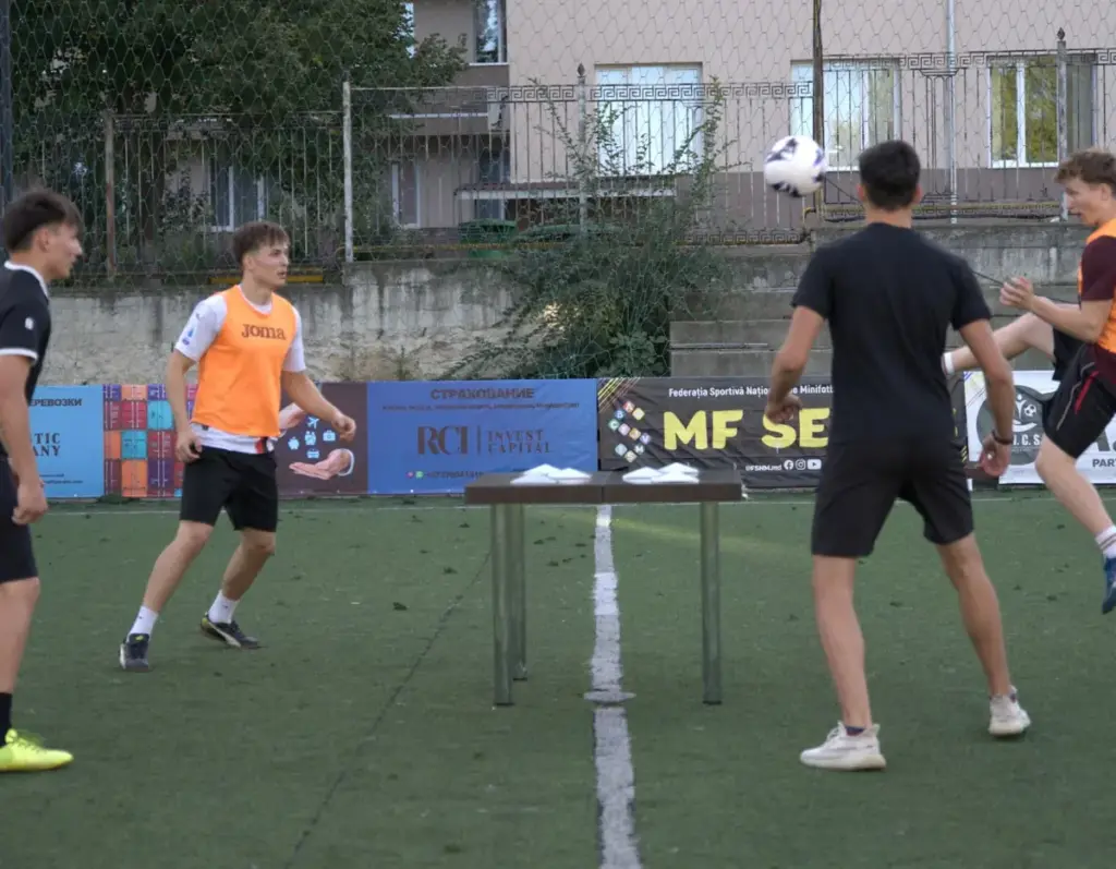 Teens playing Bordopalla on field — action shot